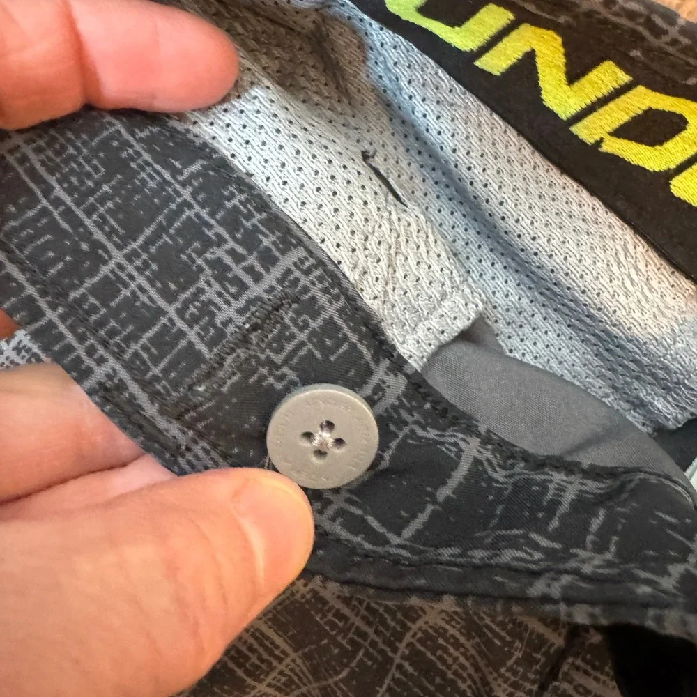 Under Armour Boys‎ Grey Black Grid Pattern Athletic Shorts YMD Medium Loose Fit